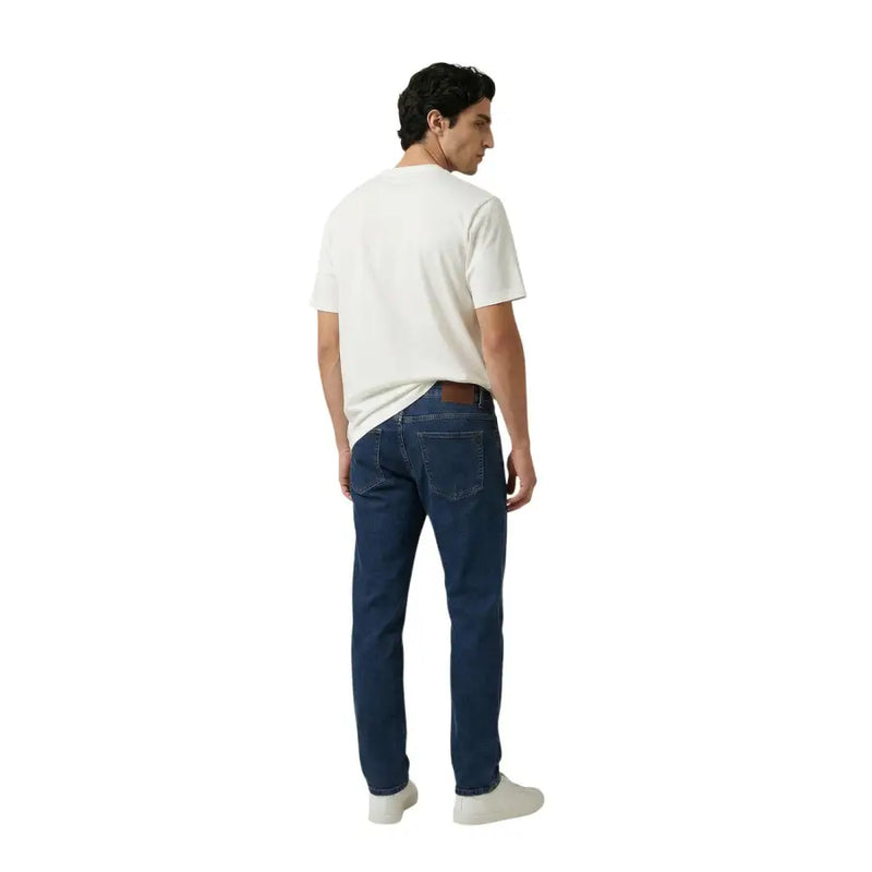 Dunkelblaue Jeans aus Denim mit klassischem Fünf-Taschen-Design und braunen Ledergürtelschlaufen, kombiniert mit armani exchange Herren-T-Shirt