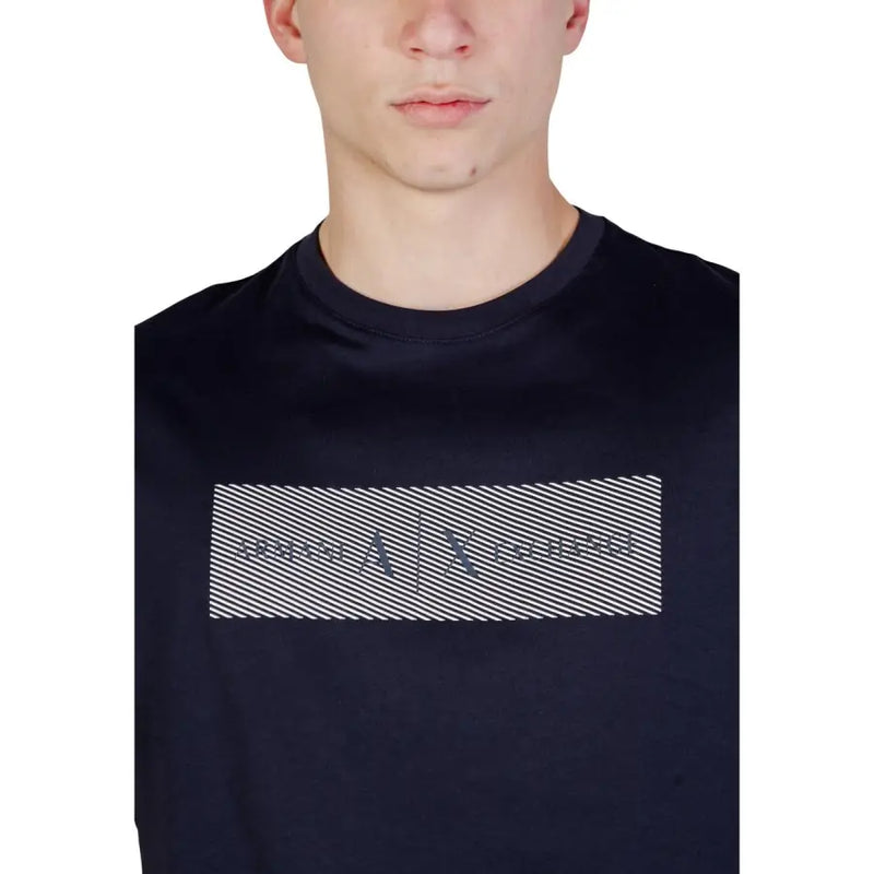 Schwarze Baumwolle Armani Exchange Männer t-shirt mit rechteckiger Grafik mit diagonalen weißen Streifen und grauem Logo