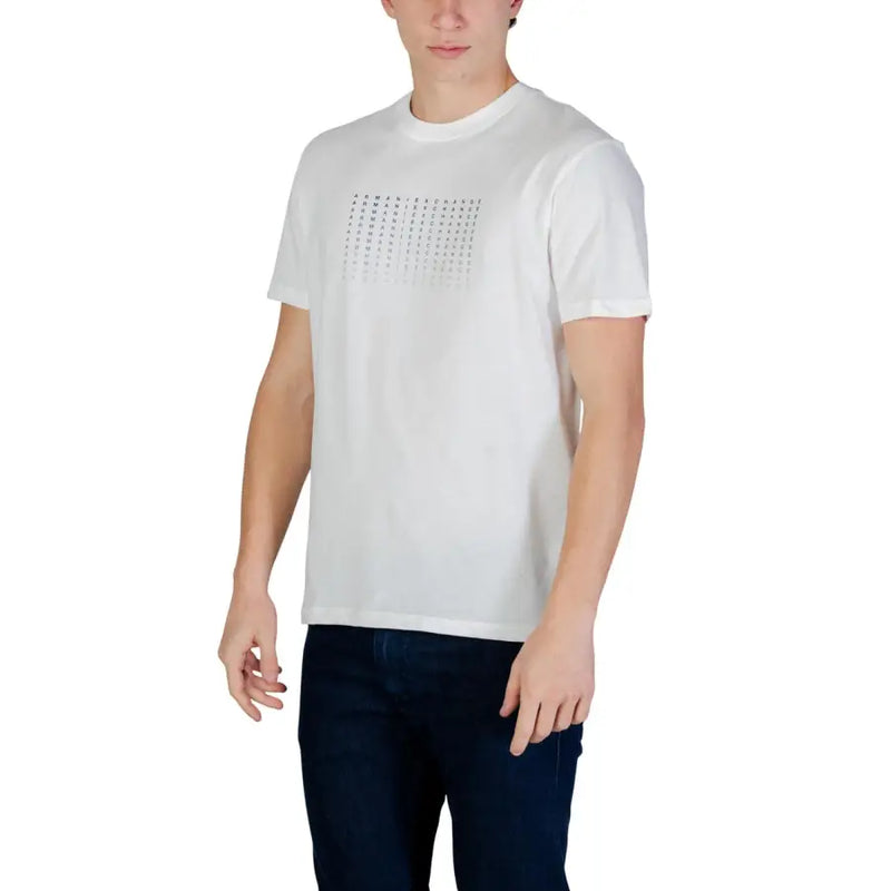Armani Exchange Herren weiße Baumwolle t-shirt mit einem dezenten grauen Raster aus sich wiederholendem Chanel-Schriftzug auf der Brust
