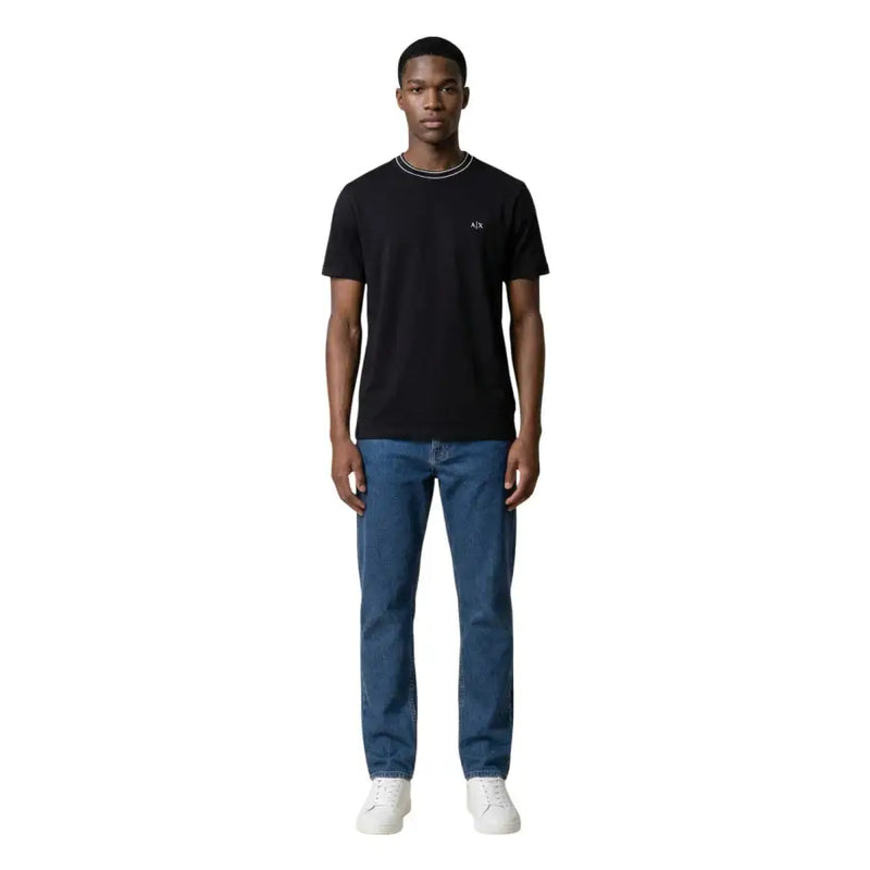 Armani Exchange Herren schwarze Kurzarm t-shirt mit dezentem weißen Halsausschnittbesatz und kleinem, gesticktem Logo auf der Brust