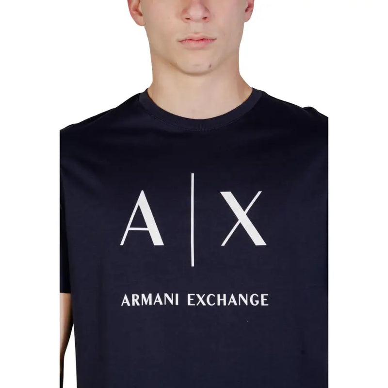 Schwarz Armani Exchange Männer t-shirt aus Baumwolle mit einem markanten weißen Axt-Logo und dem darunter aufgedruckten Markennamen