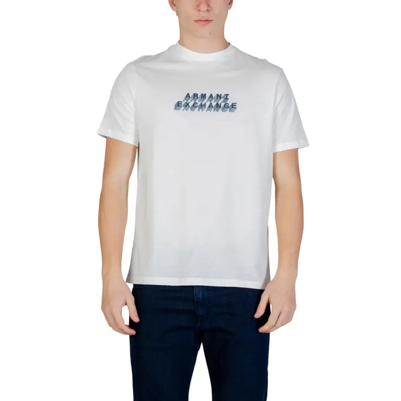 Weiß Armani Exchange Männer t-shirt mit einem dezenten blauen Farbverlaufslogo auf der Brust, ein unverzichtbares Kleidungsstück für die Freizeit.