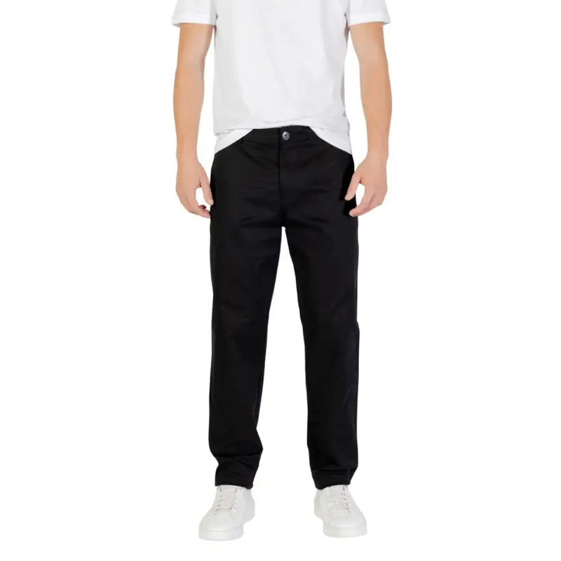 Schwarze Chino-Hose von Armani Exchange mit klarem, geradem Beinschnitt und dezenten Ziernähten