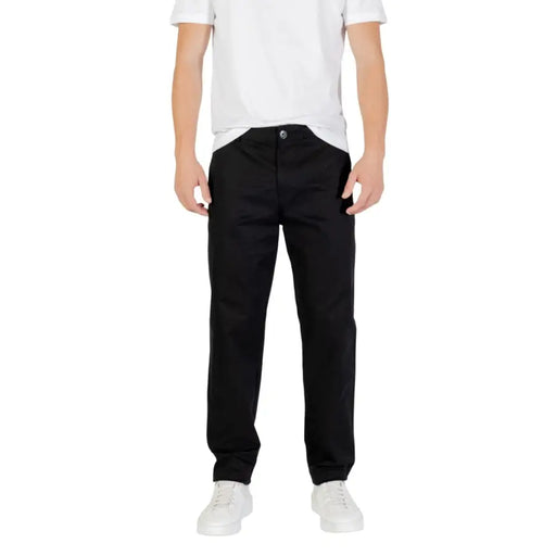 Schwarze Chino-Hose von Armani Exchange mit klarem, geradem Beinschnitt und dezenten Ziernähten