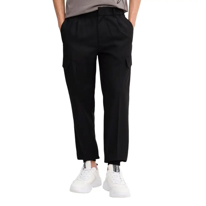 Armani Exchange Schwarze Herren-Cargohose mit Bundfalten, Seitentaschen und glatter Stoffoberfläche