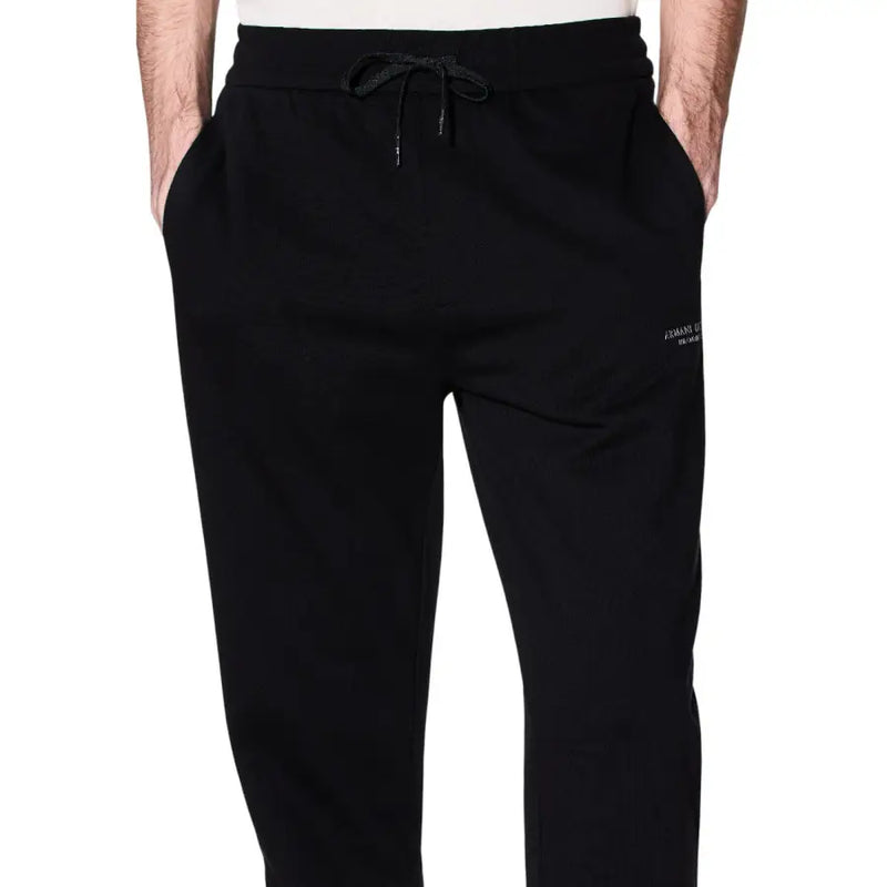 Schwarze Baumwolle armani exchange Herrenhose im Jogger-Stil mit Kordelzugbund und weißem Markenlogo am Oberschenkel