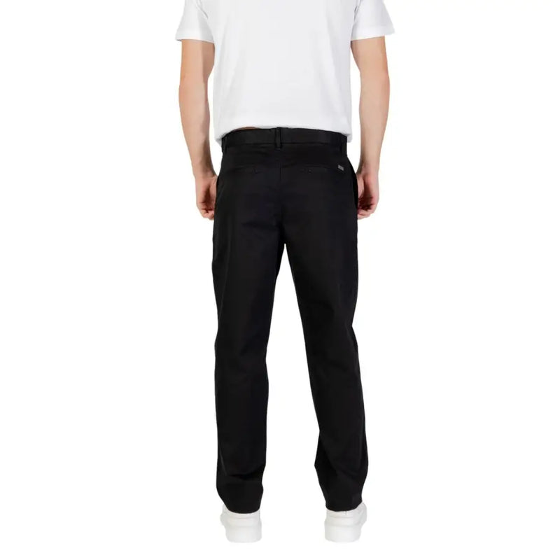 Schwarze Chino-Hose von armani exchange mit elegantem, geradem Beinschnitt und dezenten Ziernähten
