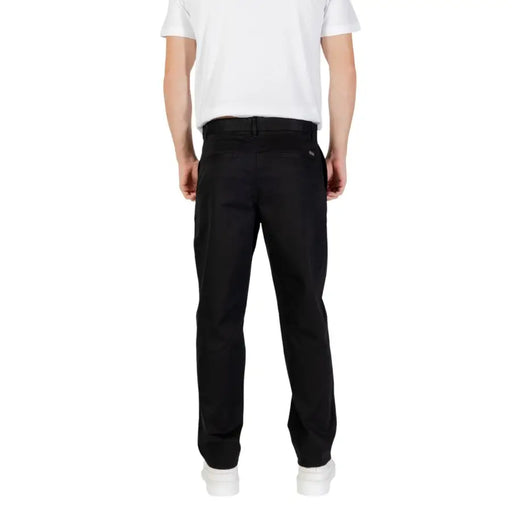 Schwarze Chino-Hose von armani exchange mit elegantem, geradem Beinschnitt und dezenten Ziernähten