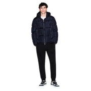 Marineblaue Steppjacke mit Kapuze und Reißverschlusstaschen vorne von armani exchange für Männer