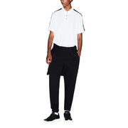 Weißes Poloshirt mit schwarzem Besatz an Kragen und Ärmeln, kombiniert mit Armani Exchange Herrenhosen in einem lässigen Outfit
