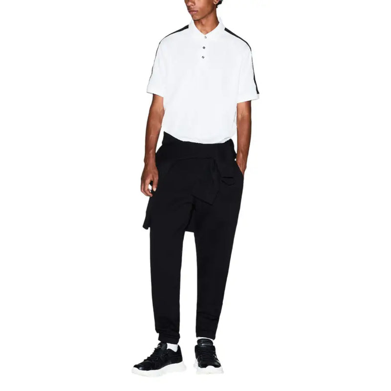 Weißes Poloshirt mit schwarzem Besatz an Kragen und Ärmeln, kombiniert mit Armani Exchange Herrenhosen in einem lässigen Outfit