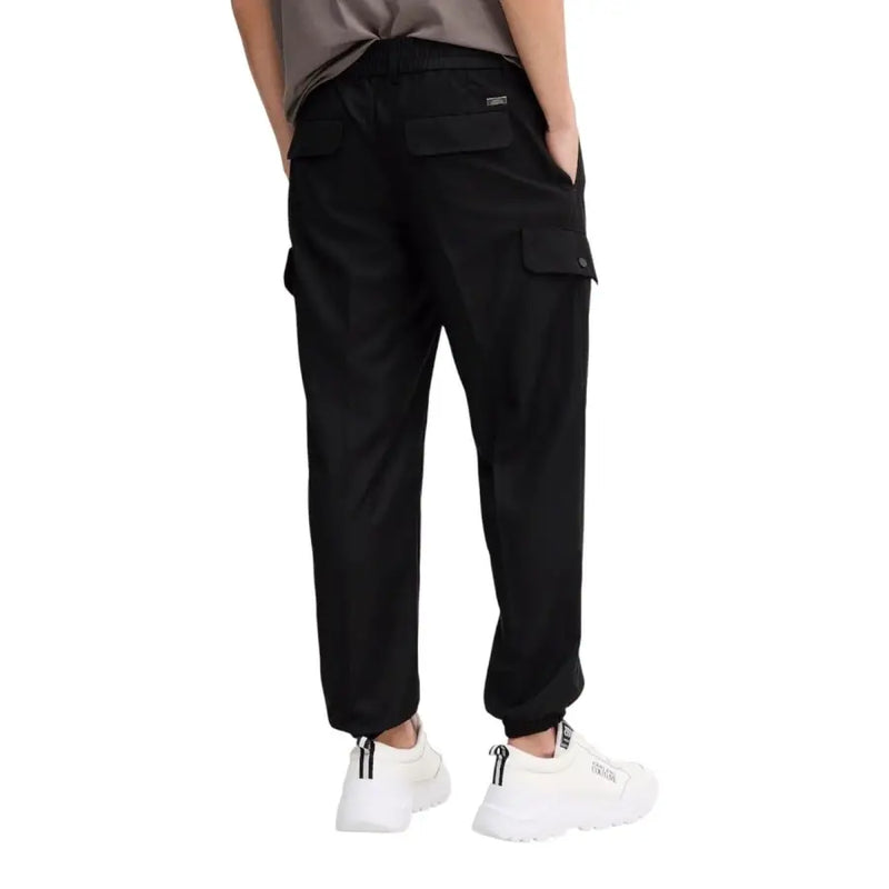 Armani Exchange Schwarze Herren-Cargohose mit elastischem Bund und mehreren Taschen für die Freizeit.