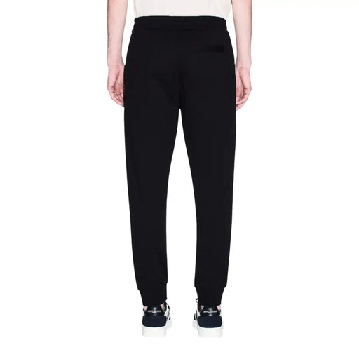 Armani Exchange Herrenhose, schwarze Baumwoll-Jogginghose mit schmal zulaufendem Bein und gerippten Bündchen, Vorderansicht