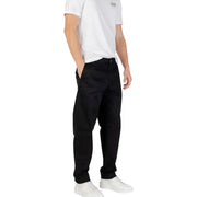 Schwarze, schmal geschnittene Chino-Hose mit dezenten Ziernähten von armani exchange Herrenhosenkollektion