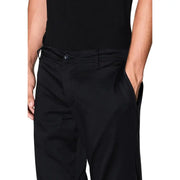 Armani Exchange Schwarze Herren-Chinohose mit elegantem, tailliertem Schnitt und dezenten Bügelfalten für einen gepflegten Look