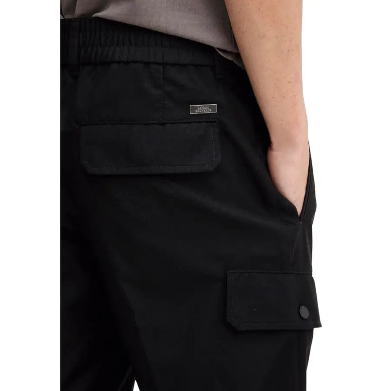 Schwarz Armani Exchange Herrenhose mit Kordelzugbund und mehreren Taschen, die auf der Rückseite ein Markenetikett freilassen