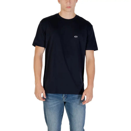 Herren Kurzarmhemd in Marineblau T-shirt kombiniert mit hellen Jeans von Armani Exchange