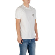 Armani Exchange Weißes Herren-T-Shirt aus Baumwolle mit kurzen Ärmeln und Rundhalsausschnitt sowie einem dezenten, minimalistischen Logo auf der linken Brustseite.