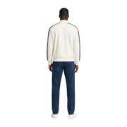 Armani Exchange Herren-Sweatshirt aus weißer Baumwolle mit Tasche, dazu eine cremefarbene Trainingsjacke und schwarz gestreifte Ärmel.