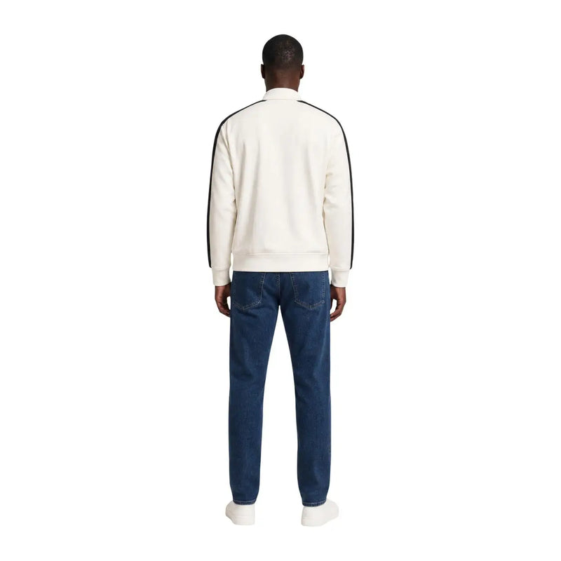Armani Exchange Herren-Sweatshirt aus weißer Baumwolle mit Tasche, dazu eine cremefarbene Trainingsjacke und schwarz gestreifte Ärmel.