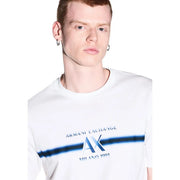 Armani Exchange Weißes Herren-T-Shirt aus Baumwolle mit auffälligem blauem Axt-Logo und horizontalem Streifen auf der Brust