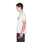 Armani Exchange Weißes Herren-T-Shirt aus Baumwolle mit kurzen Ärmeln und schwarzem, rundem Logo, kombiniert mit einer marineblauen Hose mit Stickerei.