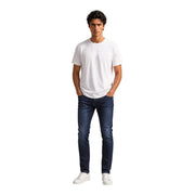 Ein Mann, der einen Armani Exchange Weißes Herren-T-Shirt aus Baumwolle mit schlichtem weißen Rundhalsausschnitt und dunkelblaue Slim-Fit-Jeans