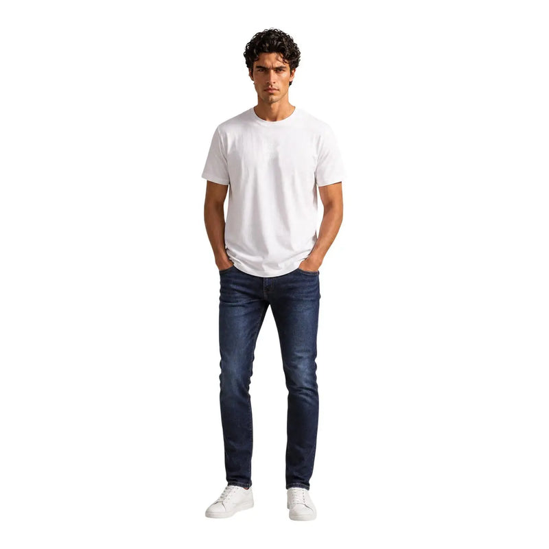 Ein Mann, der einen Armani Exchange Weißes Herren-T-Shirt aus Baumwolle mit schlichtem weißen Rundhalsausschnitt und dunkelblaue Slim-Fit-Jeans