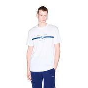 Armani Exchange Weißes Herren-T-Shirt aus Baumwolle mit einem markanten blauen Querstreifen und Axt-Logo auf der Vorderseite