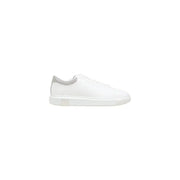 Armani Exchange Weiße, sportliche Herren-Sneaker aus Polyester mit silbernem Mesh-Einsatz an der Ferse und klobiger weißer Sohle, von hinten gesehen.