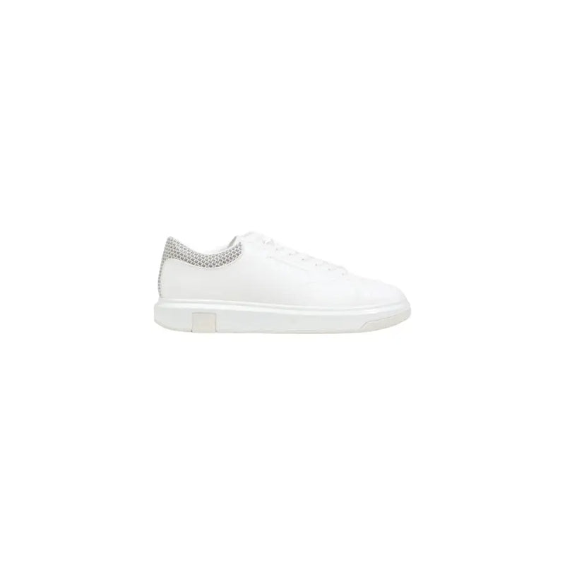 Armani Exchange Weiße, sportliche Herren-Sneaker aus Polyester mit silbernem Mesh-Einsatz an der Ferse und klobiger weißer Sohle, von hinten gesehen.
