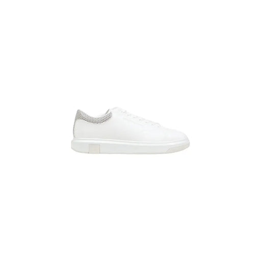 Armani Exchange Weiße, sportliche Herren-Sneaker aus Polyester mit silbernem Mesh-Einsatz an der Ferse und klobiger weißer Sohle, von hinten gesehen.