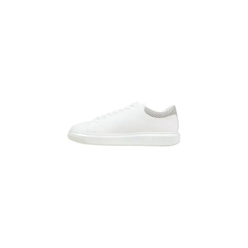 Armani Exchange Weiße, sportliche Herren-Sneaker aus Polyester mit elegantem, minimalistischem Design und dezentem grauem Mesh-Einsatz an der Ferse (Rückansicht)