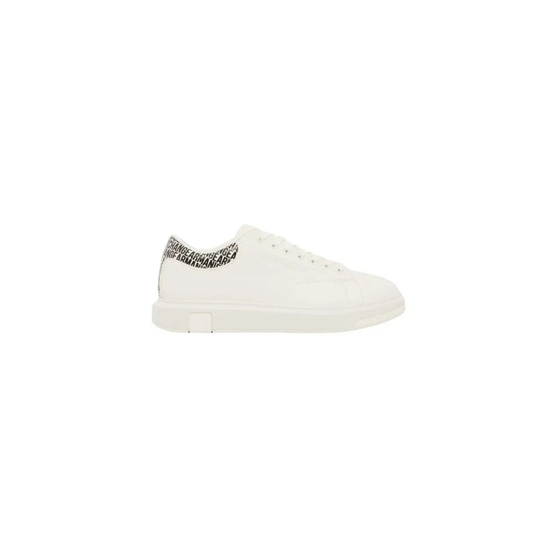 Armani Exchange Herren weißes Textil niedrig-top Sneaker mit schwarz-weiß gemusterter Fersenlasche, von der Rückseite gesehen
