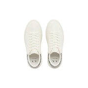Armani Exchange Herren weißes Textil niedrig-top Sneaker mit klarem, minimalistischem Design und dezentem Fersenlogo, von hinten gesehen.