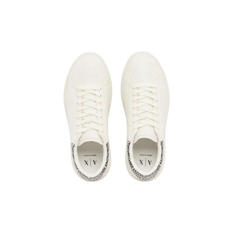 Armani Exchange Herren weißes Textil niedrig-top Sneaker mit klarem, minimalistischem Design und dezentem Fersenlogo, von hinten gesehen.