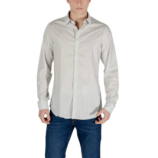 Hellgraues, gemustertes Herren-Baumwollhemd mit langen Ärmeln und Knopfleiste von Armani Exchange