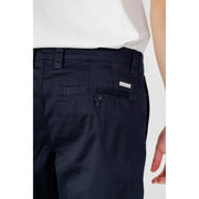 Armani Exchange Herrenshorts aus blauem Baumwollmischgewebe, Rückseite mit sichtbarer Struktur einer dunkelblauen Chinohose und Markenetikett.