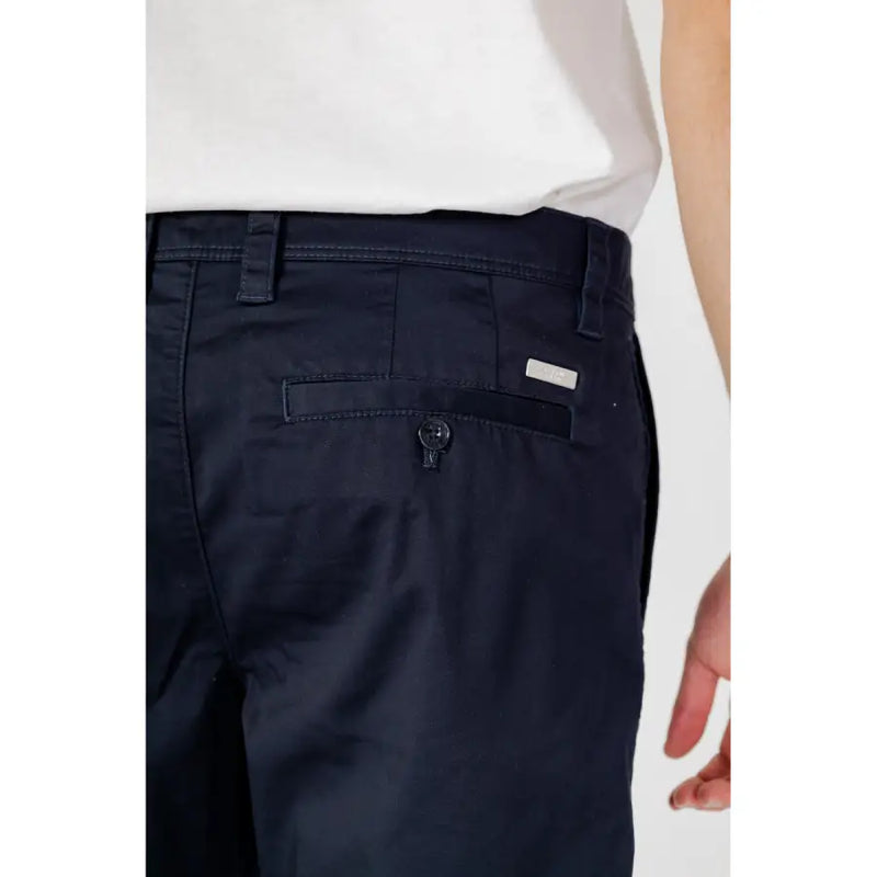 Armani Exchange Herrenshorts aus blauem Baumwollmischgewebe, Rückseite mit sichtbarer Struktur einer dunkelblauen Chinohose und Markenetikett.