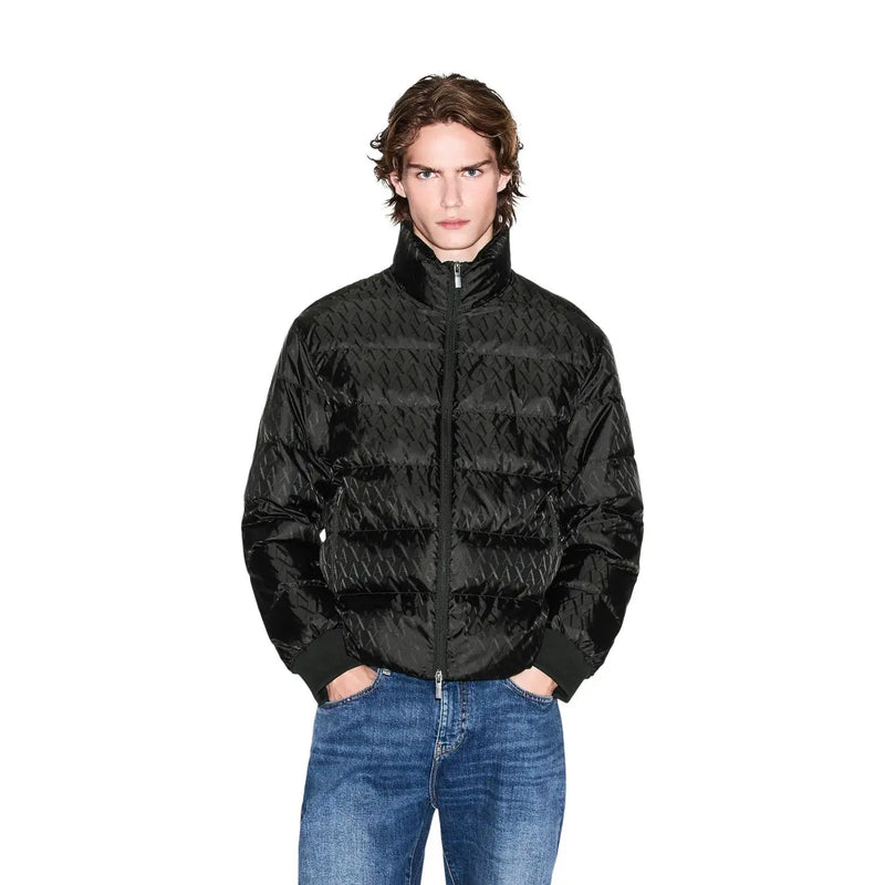Armani Exchange Schwarze Steppjacke für Herren mit gesteppter Struktur und dezentem, sich wiederholendem Muster, Vorderansicht