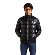 Armani Exchange Schwarze Steppjacke für Herren mit glänzender Oberfläche und hohem Kragen, Vorderansicht