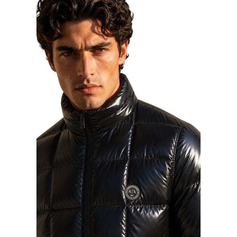 Armani Exchange Schwarze Steppjacke für Herren mit glänzender Oberfläche und rundem Logo-Patch, Vorderansicht