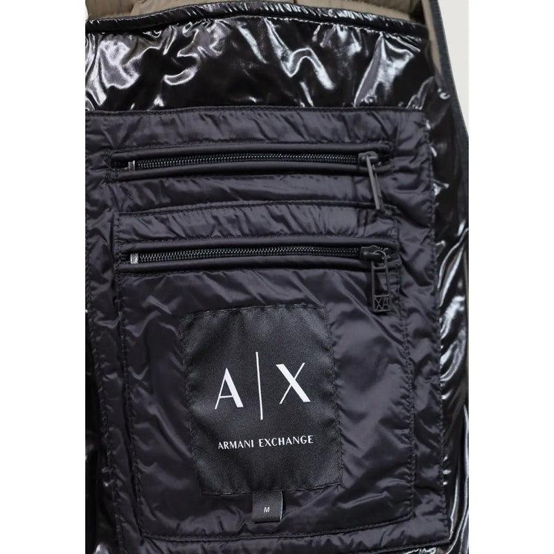 Armani Exchange Schwarze Steppjacke für Herren mit glänzendem Besatz und drei Reißverschlusstaschen, Vorderansicht