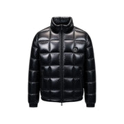 Armani Exchange Schwarze Steppjacke für Herren mit glänzender Oberfläche und rundem Logo auf der Brust, Vorderansicht