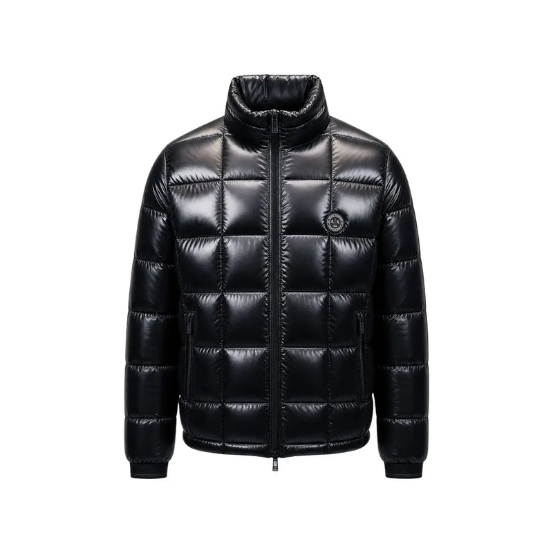 Armani Exchange Schwarze Steppjacke für Herren mit glänzender Oberfläche und rundem Logo auf der Brust, Vorderansicht