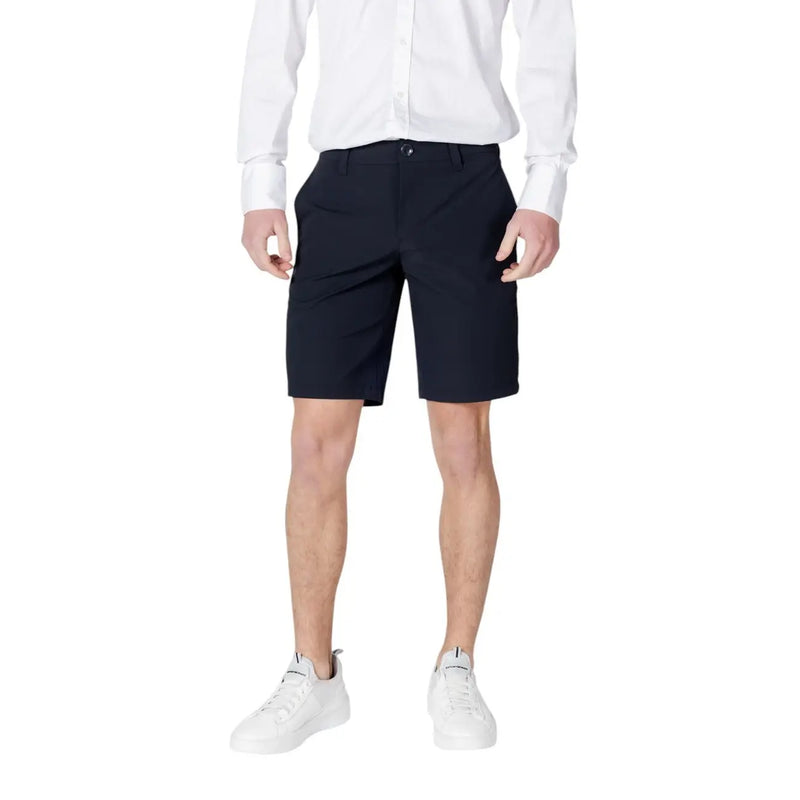 Armani Exchange Herrenshorts in Marineblau mit klassischer Passform und dezenten Ziernähten, Vorderansicht