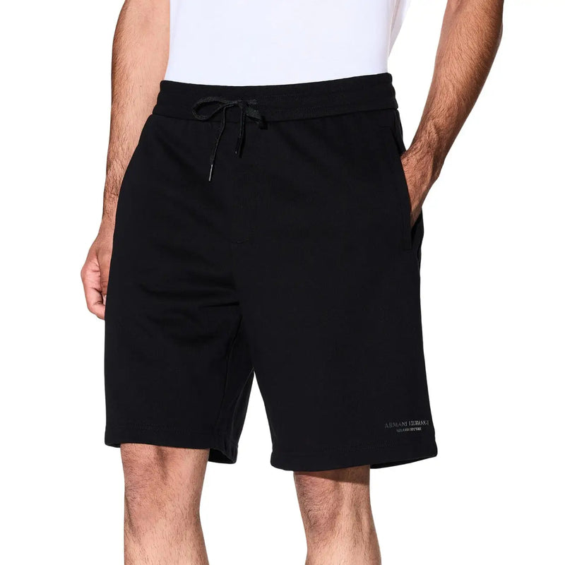 Armani Exchange Schwarze Herrenshorts mit Kordelzug und dezentem Logo am Unterschenkel, Vorderansicht