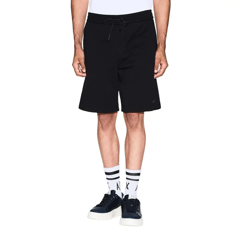 Armani Exchange Schwarze Herrenshorts mit Kordelzug im Bund und dezentem Logo am rechten Bein, Vorderansicht