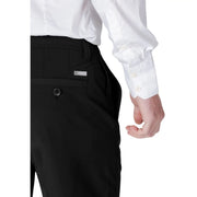 Armani Exchange Schwarze Herrenshorts mit taillierter Passform und dezenten Ziernähten, Vorderansicht