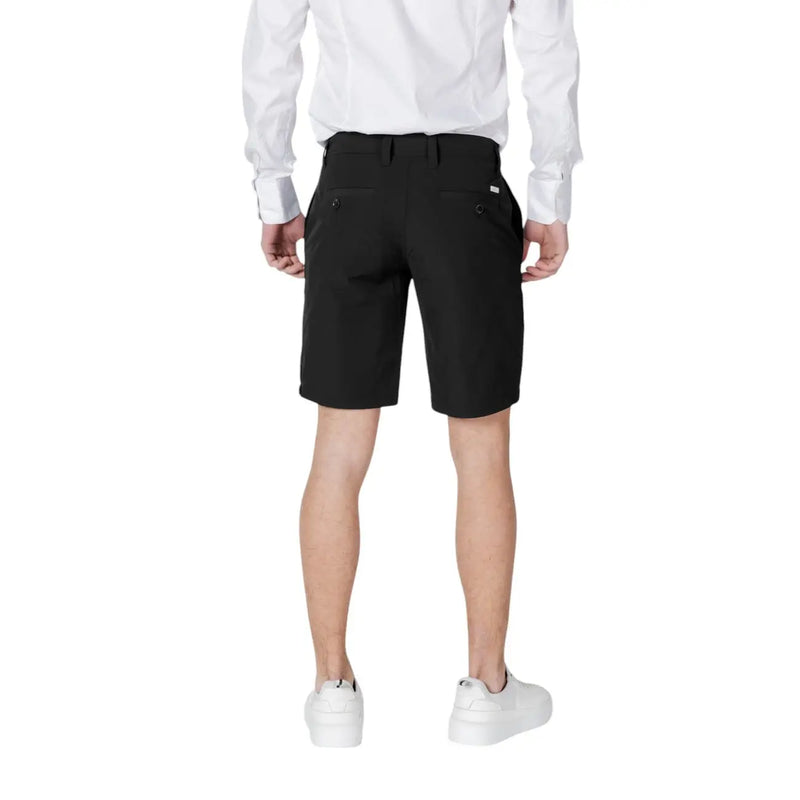 Armani Exchange Schwarze Herrenshorts mit elegantem, modernem Schnitt und dezenten Seitentaschen, Vorderansicht